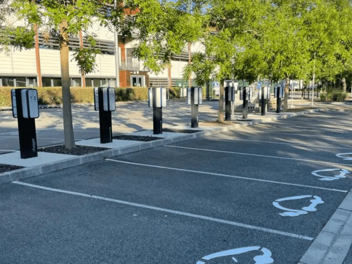 Pose de bornes IRVE · Toulouse · Rue C.-M. Perroud