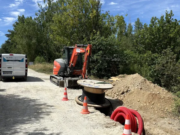 Fourgon et pelle OXACE en intervention sur un chantier de réseaux