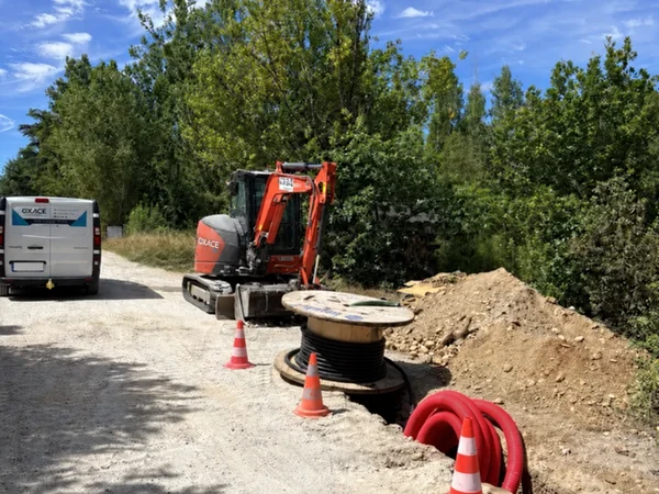 Fourgon et pelle OXACE en intervention sur un chantier de réseaux